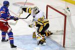 Murray stays unbeaten in NYC as Penguins top Rangers 5-2